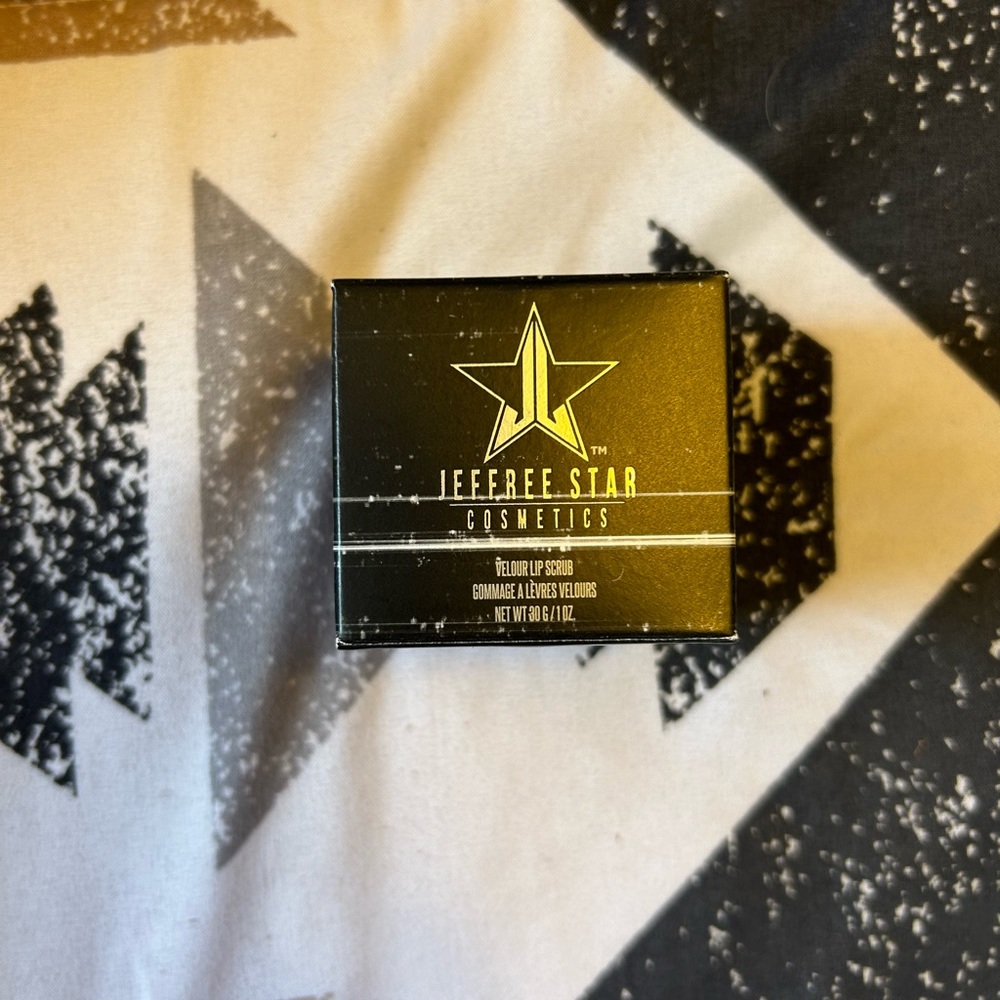 J ⭐️ Lip Scrub